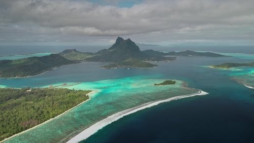 Luftbild von Bora Bora mit dem Berg Otemanu und der türkisfarbenen Lagune