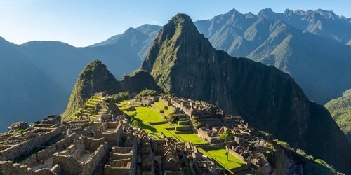 Die Inka-Stadt Machu Picchu mit dem Berg Huayna Picchu dahinter