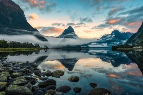 Der Mitre Peak spiegelt sich im ruhigen Wasser des Milford Sound