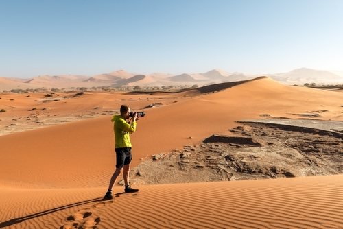 Rote Sanddünen der Namib, im Vordergrund ein Fotograf